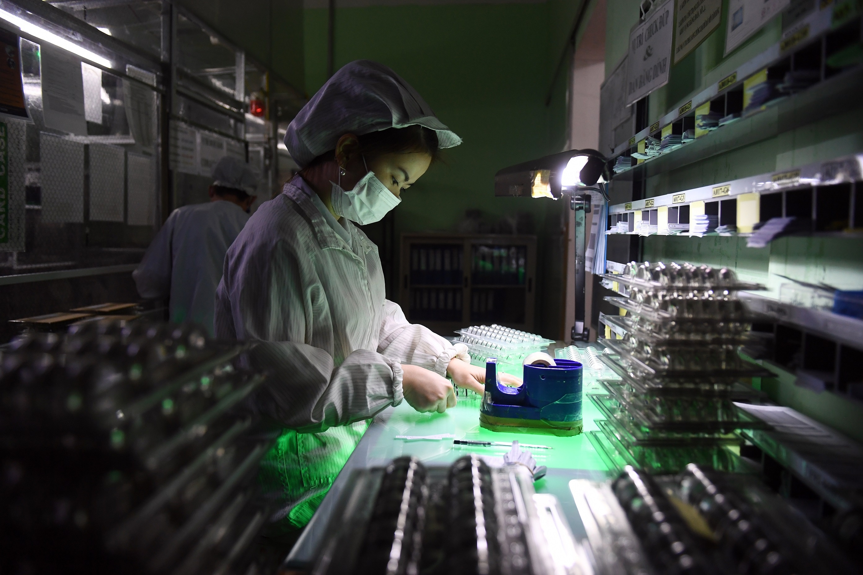 UOB nang du bao tang truong Viet Nam len 7,04% hinh anh