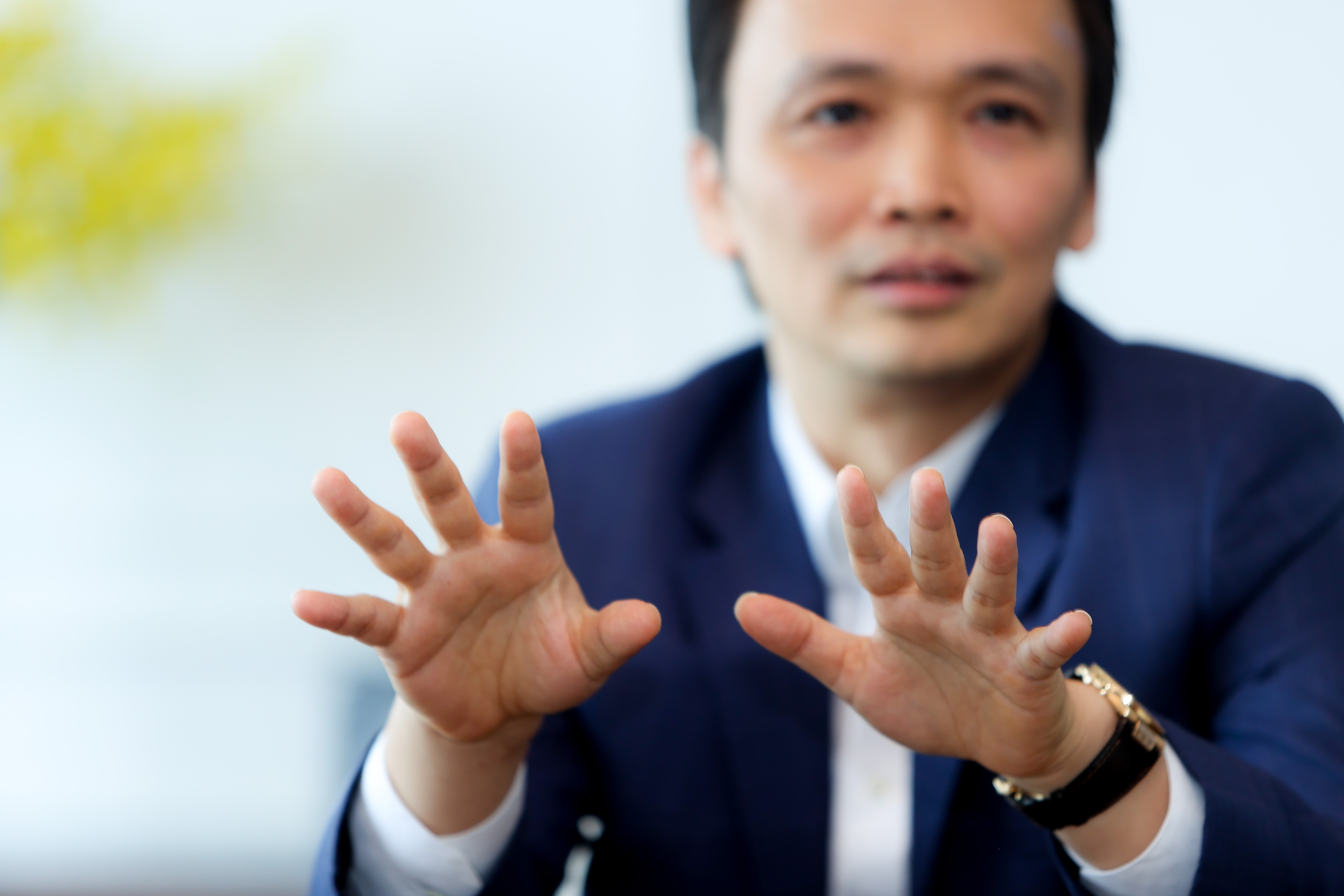 Uy ban Chung khoan noi gi ve viec ong Trinh Van Quyet bi bat? hinh anh