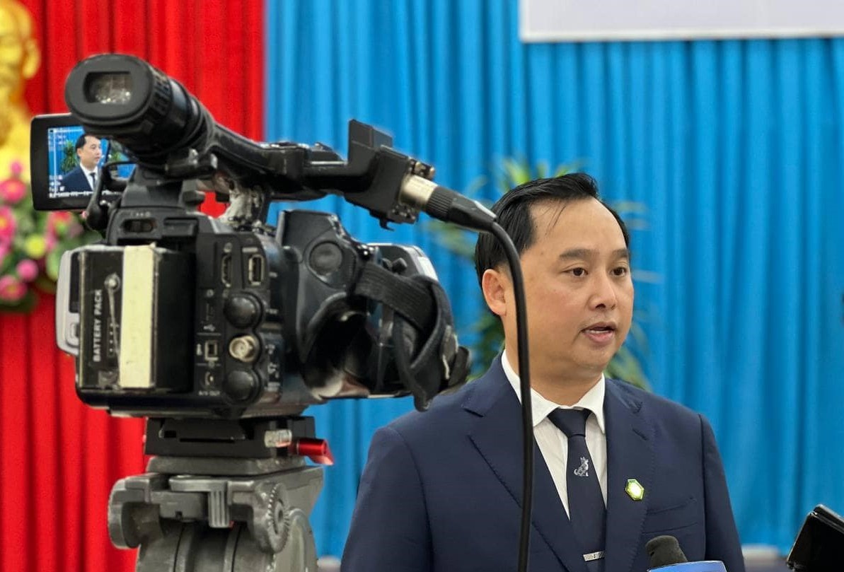 Louis Holdings bi xu phat vi mua chui co phieu hinh anh