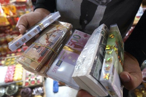 Siet viec in hinh tien len bao li xi, tien am phu hinh anh