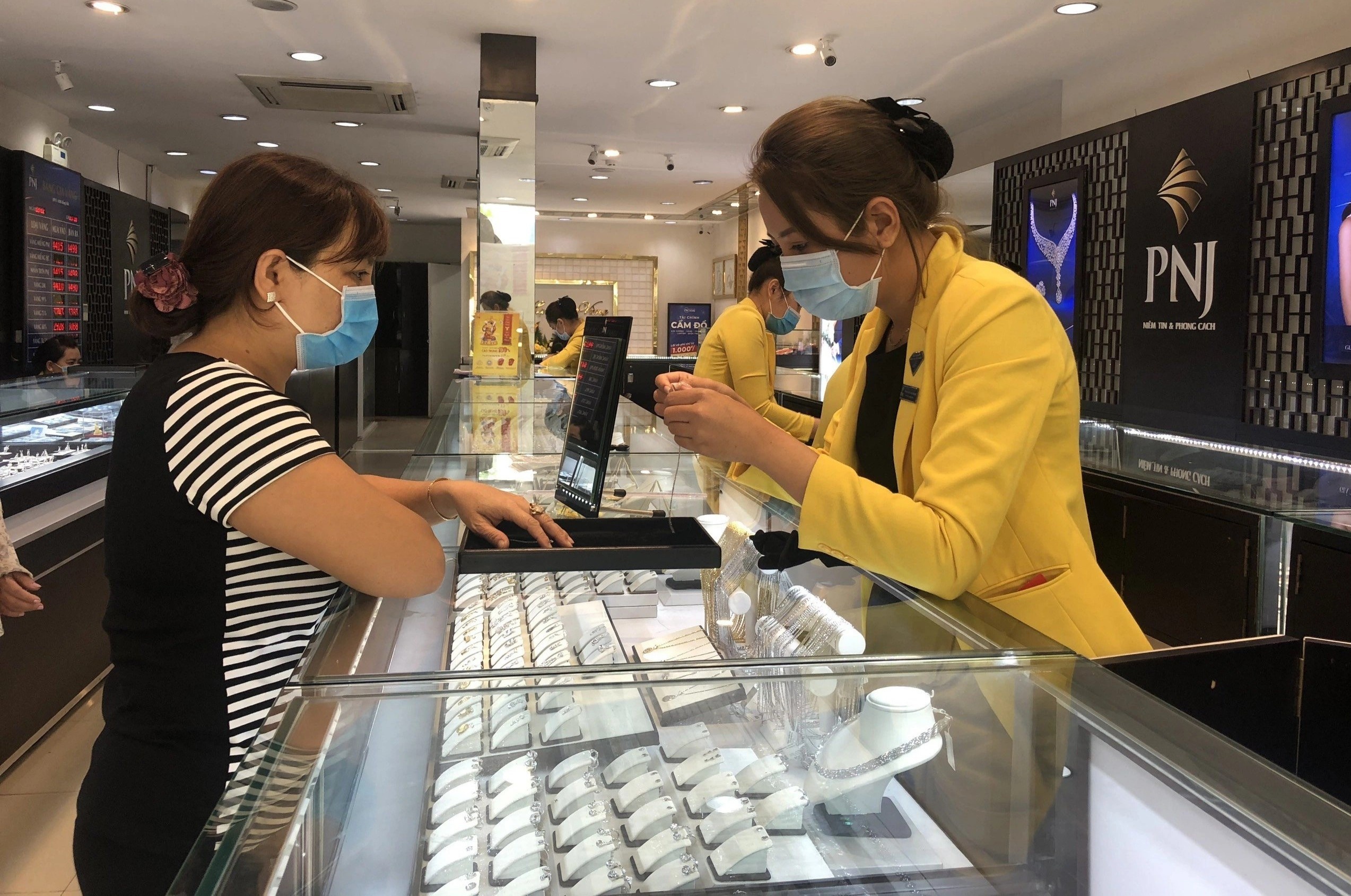 PNJ lai hon nghin ty chi sau 5 thang hinh anh