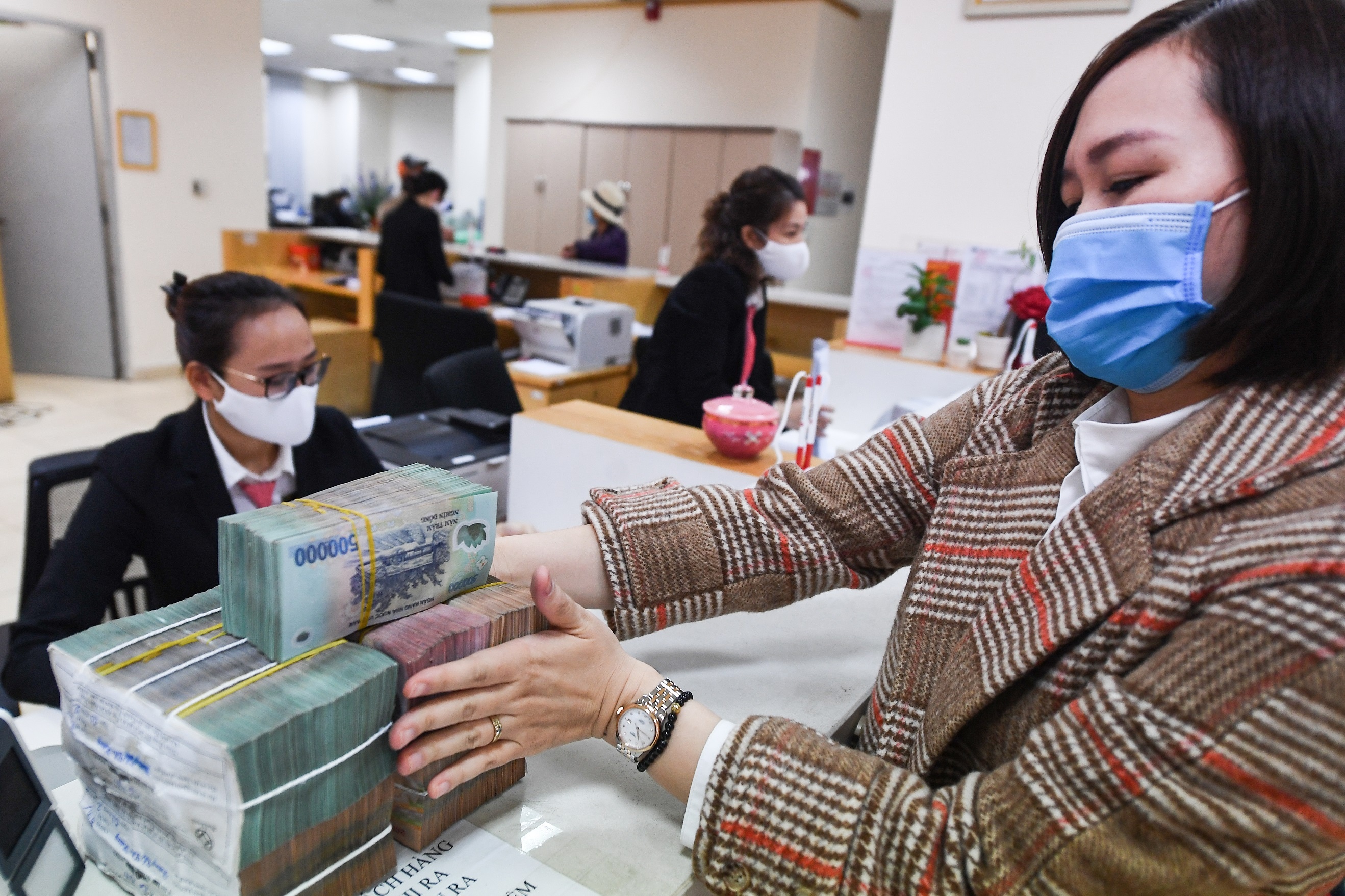 Bo Tai chinh phat hien mot so sai pham ban bao hiem qua ngan hang hinh anh