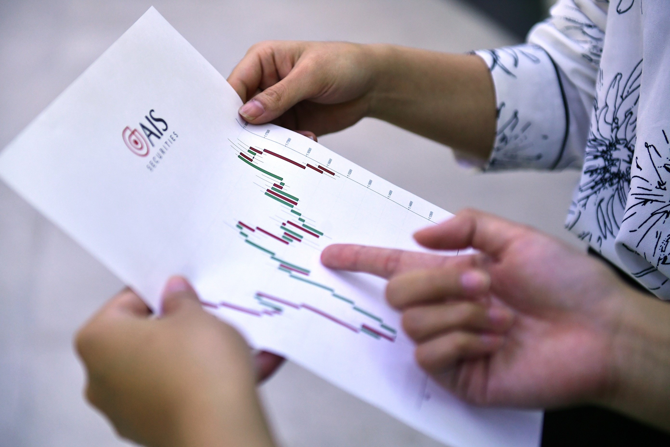 Uy ban Chung khoan yeu cau giam sat co phieu tang manh hinh anh