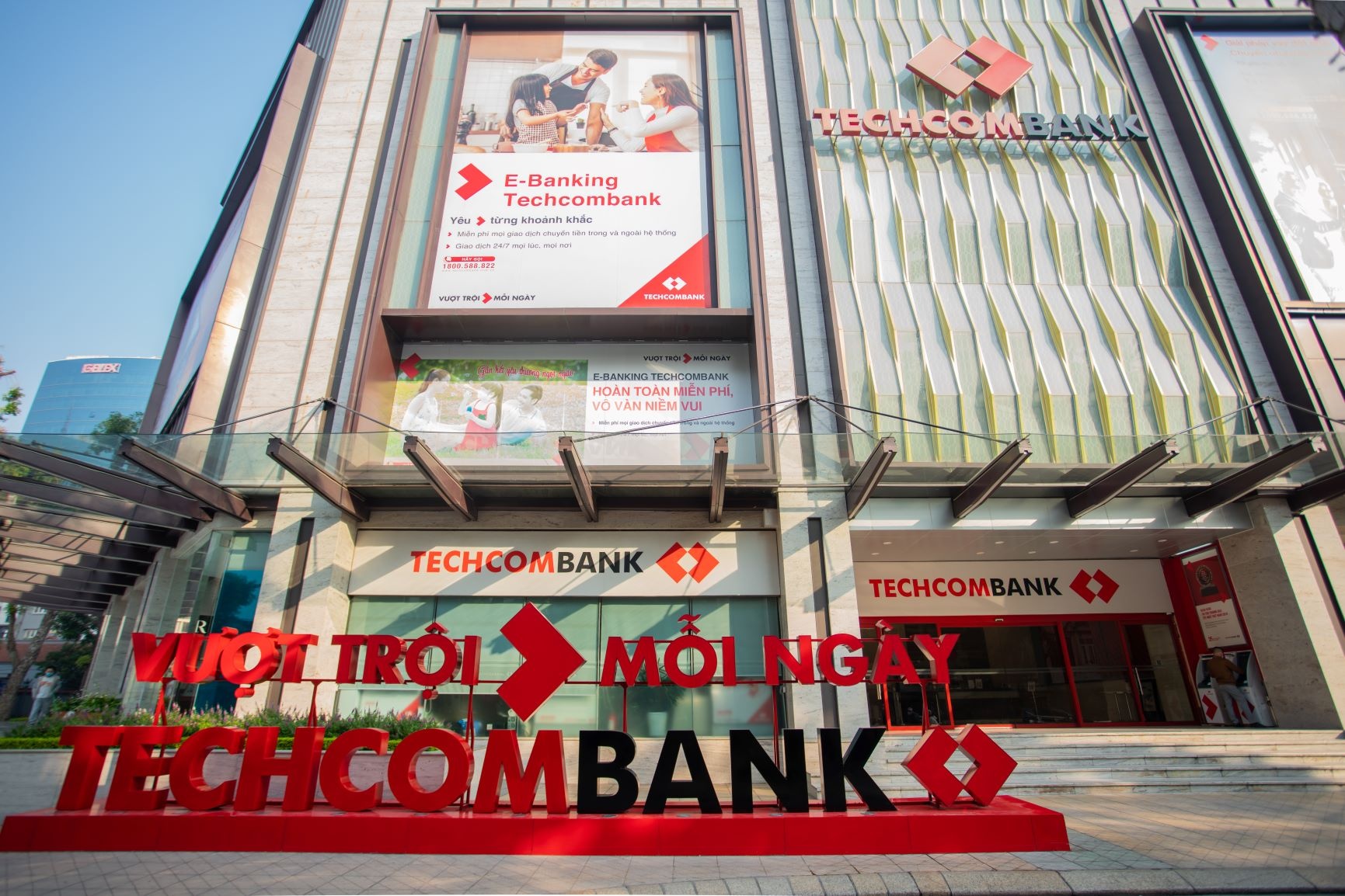 Techcombank lai hon 14.000 ty dong sau nua nam hinh anh