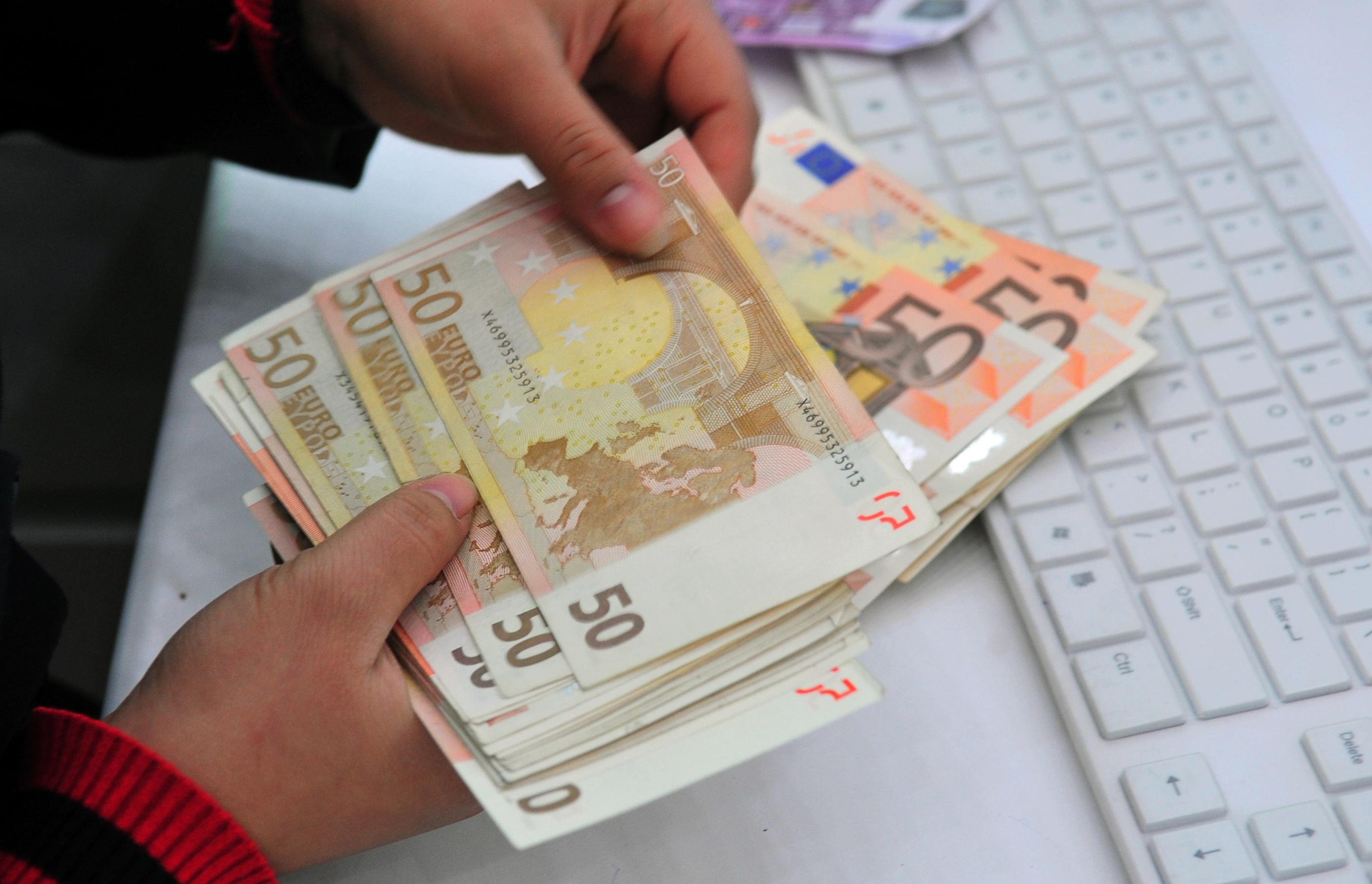 No cong giam 62.000 ty dong khi euro, yen mat gia hinh anh