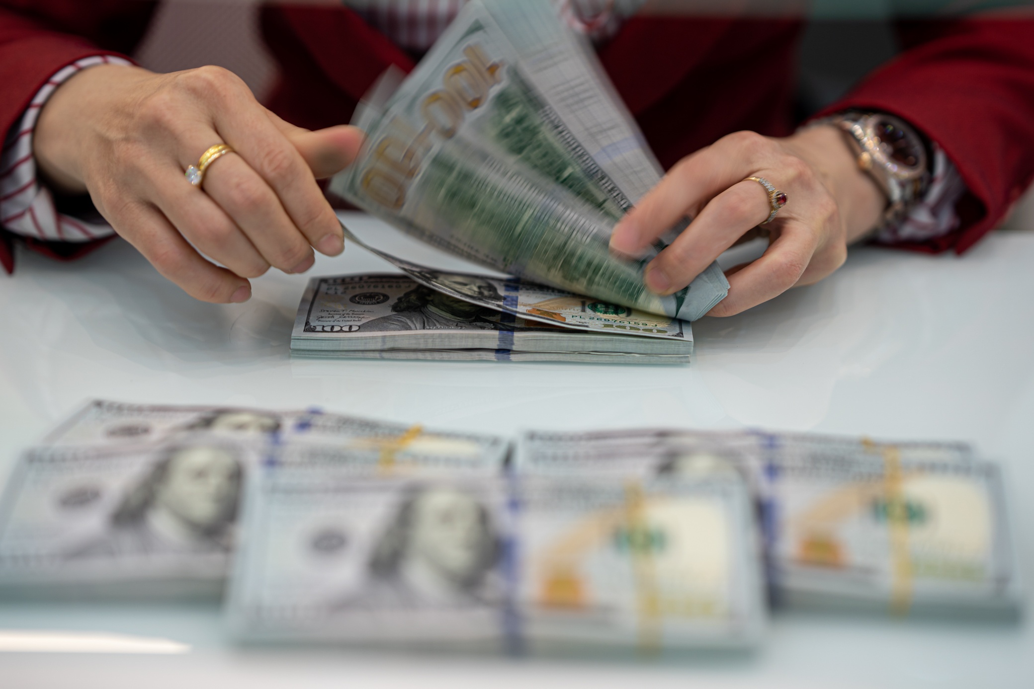 Ngan hang Nha nuoc bom hang chuc ty USD ra thi truong anh 1