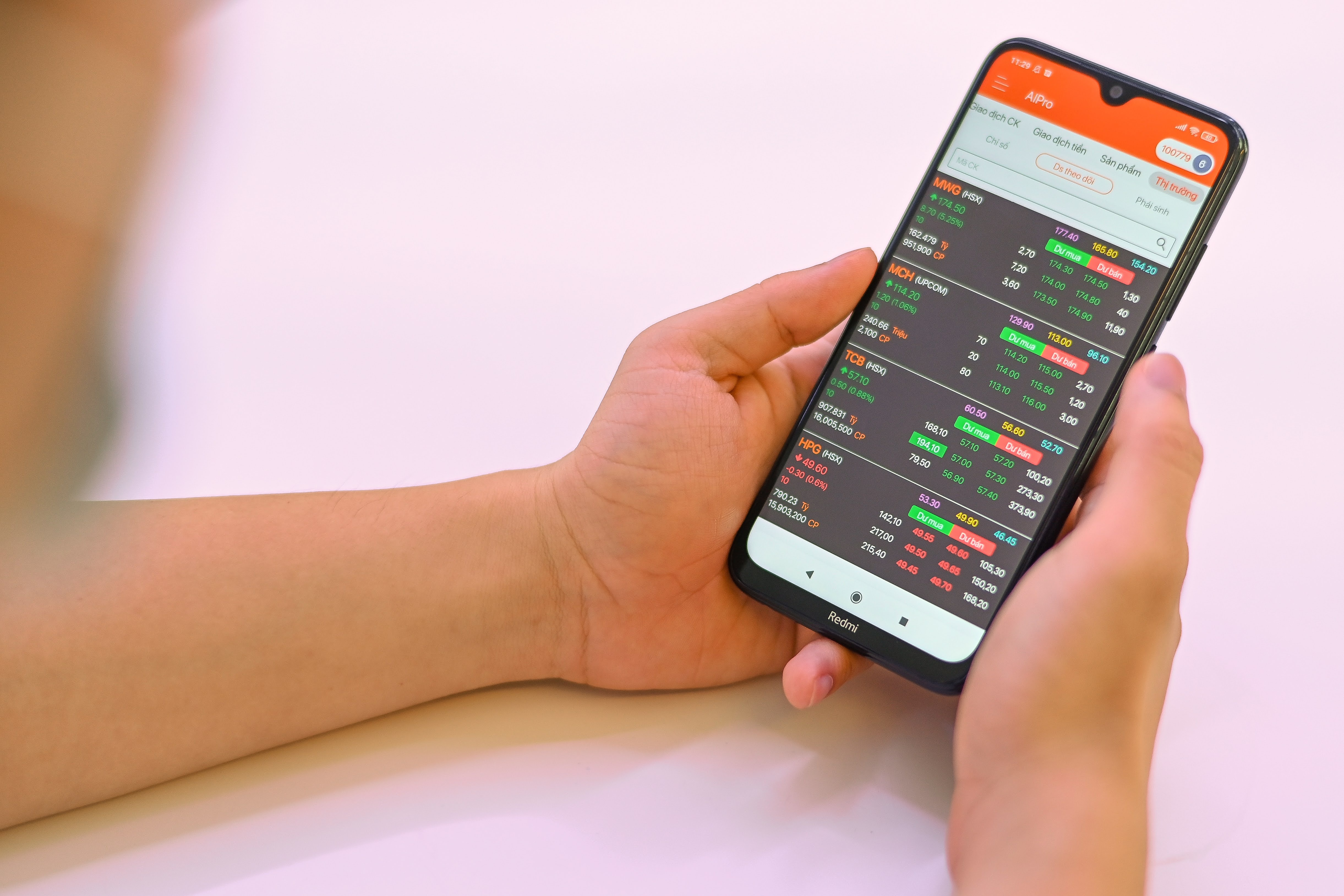 Cong ty chung khoan cua Thai Lan bi phat vi mua chui co phieu hinh anh