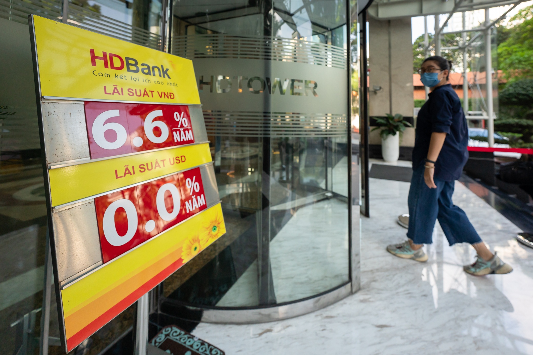 Ngan hang Nha nuoc yeu cau on dinh lai tiet kiem, giam lai cho vay hinh anh