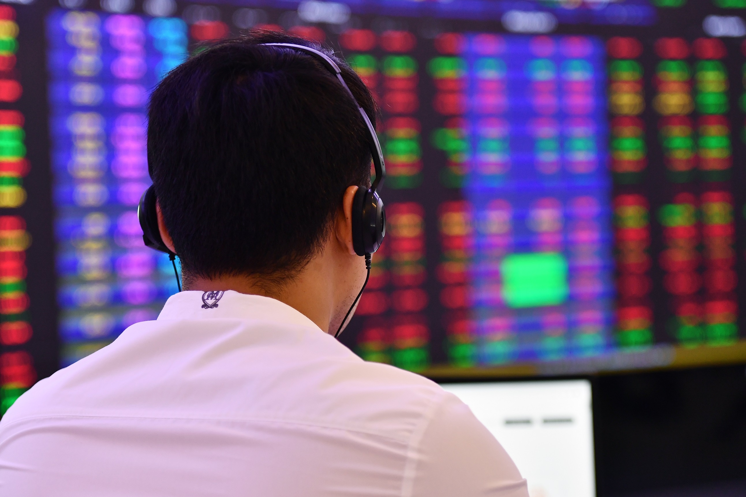 Xu phat VPS vi cu nhan vien khong du dieu kien mo tai khoan cho khach hinh anh