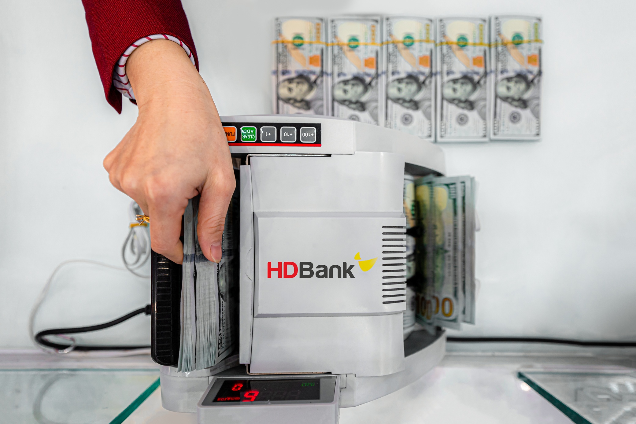 USD ngan hang chinh thuc dat hon euro hinh anh