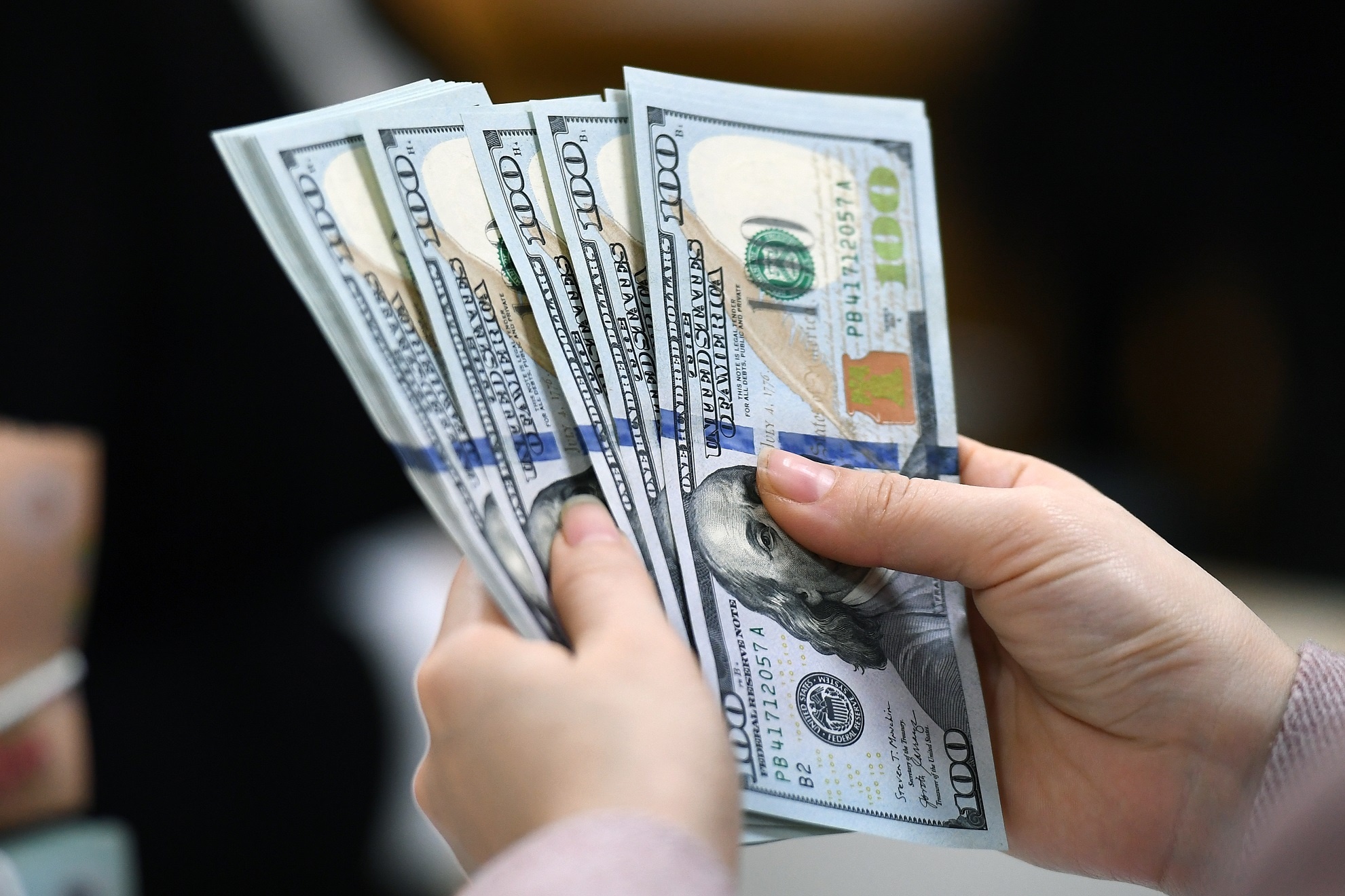 Gia USD cao ky luc, Ngan hang Nha nuoc lien tuc bom ra thi truong hinh anh