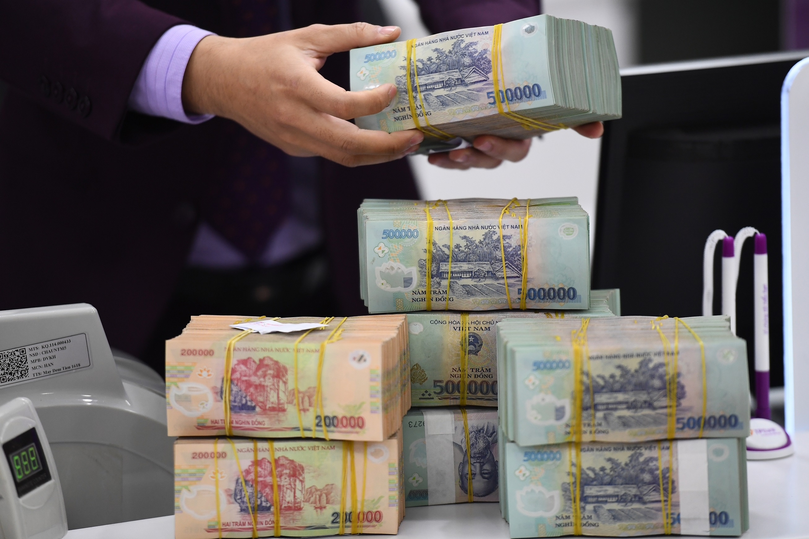 Lai suat tiet kiem lai giam dong loat hinh anh