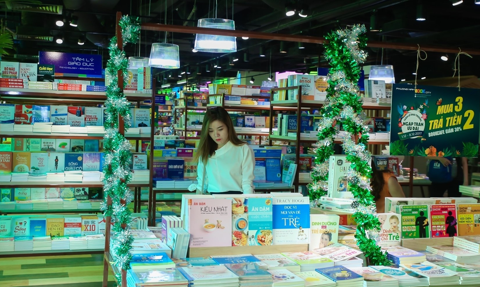 Nha sach Phuong Nam dan khoi sac hinh anh