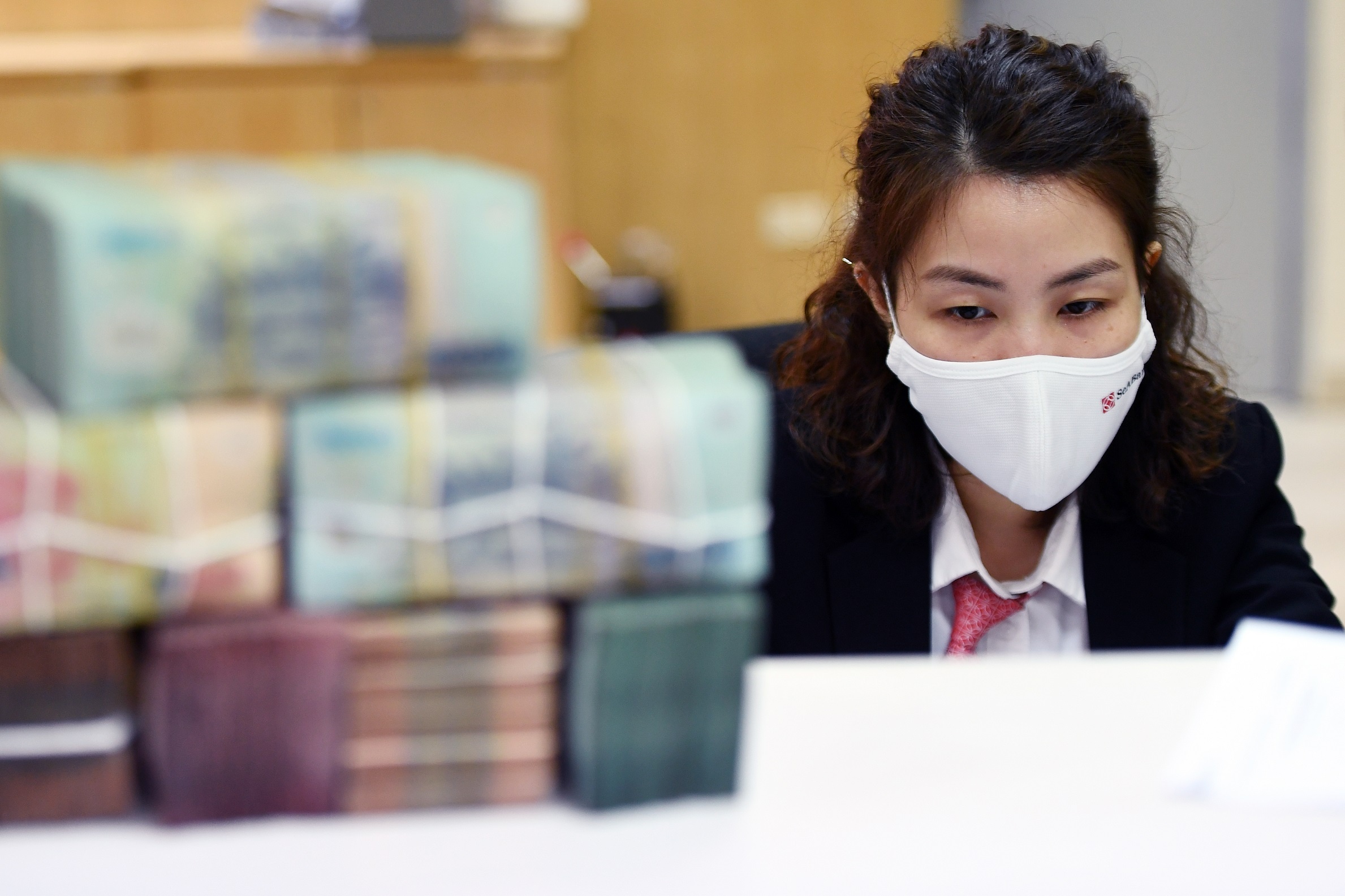 Buc tranh loi nhuan ngan hang kem sac hinh anh