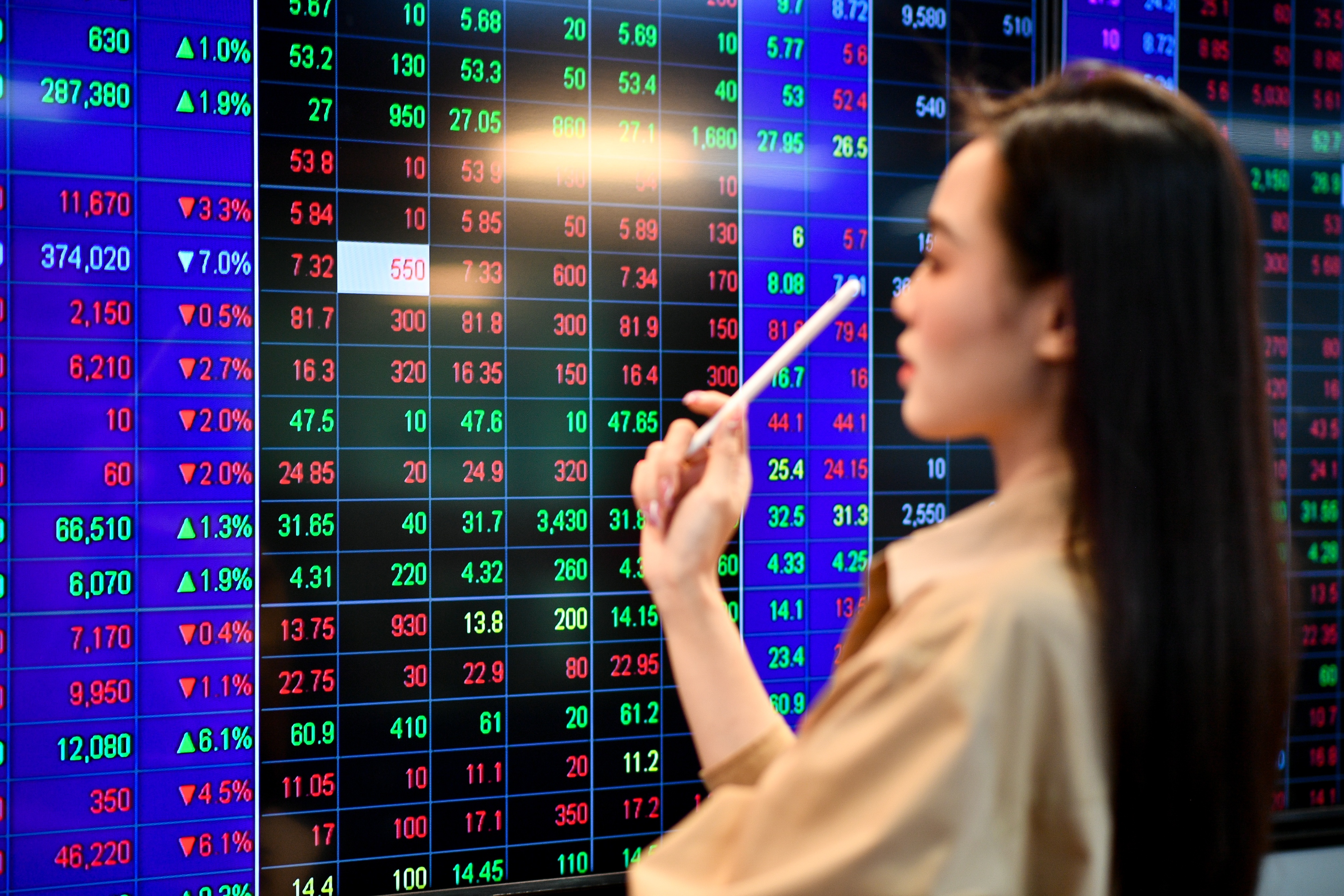 Uy ban Chung khoan neu ly do thi truong giam manh gan day hinh anh