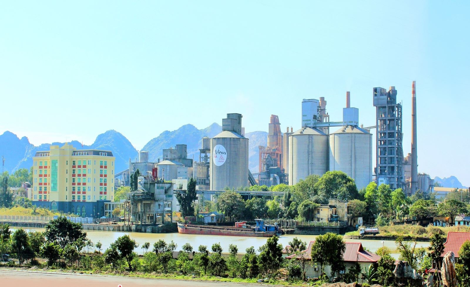 Chu tich Xi mang Vicem Hoang Thach bi bat hinh anh