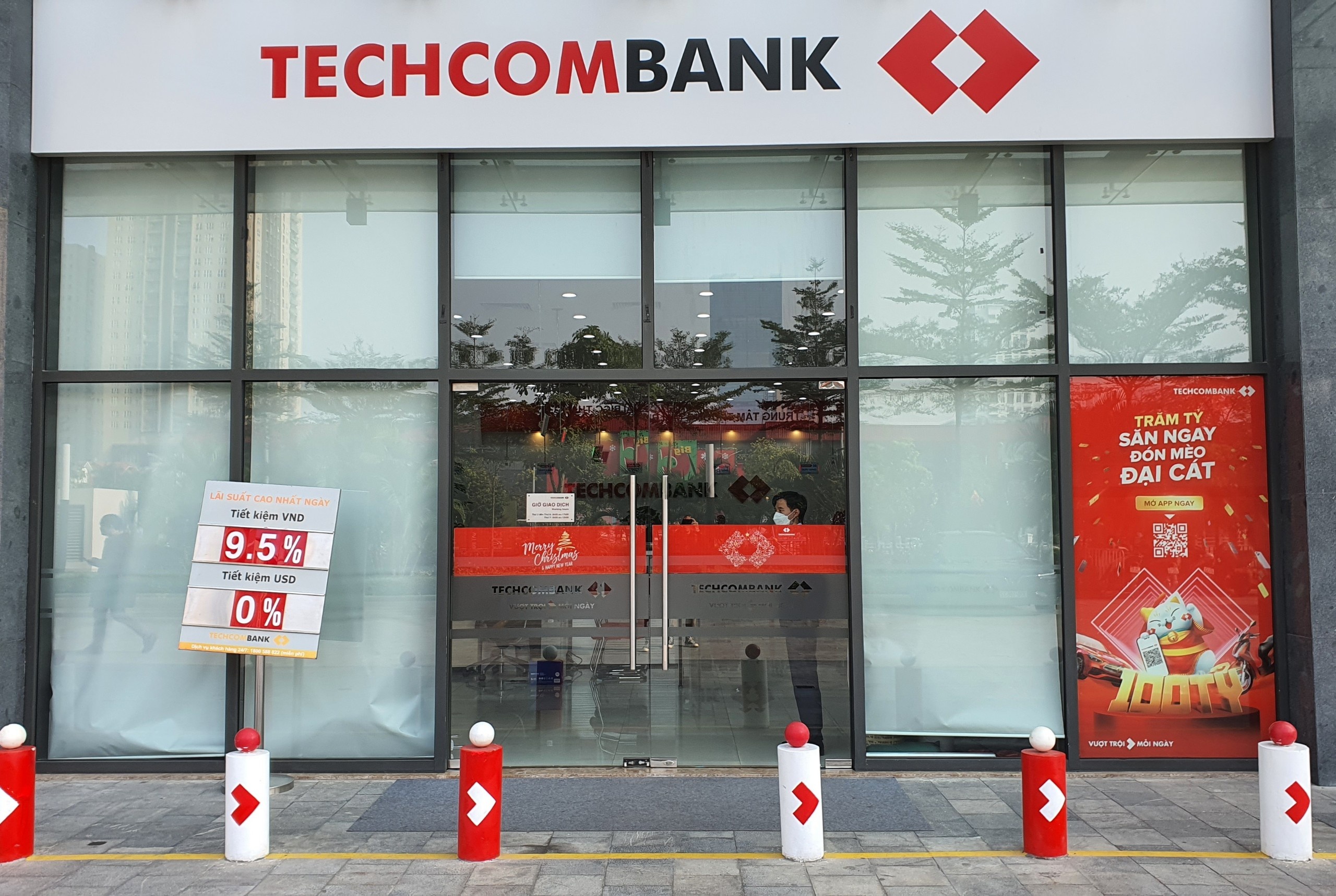 Lai suat huy dong giam dong loat ve 9,5%/nam hinh anh