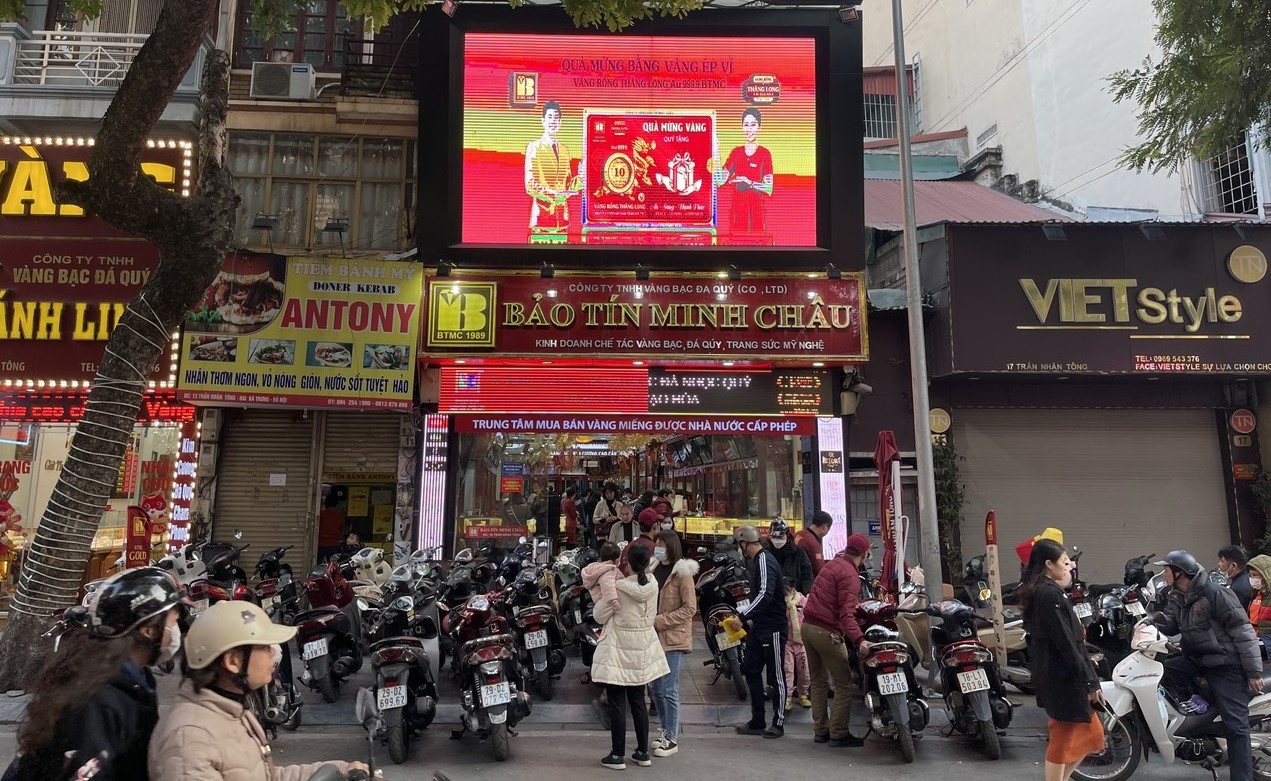 Tap nap nguoi mua vang truoc ngay via Than Tai hinh anh