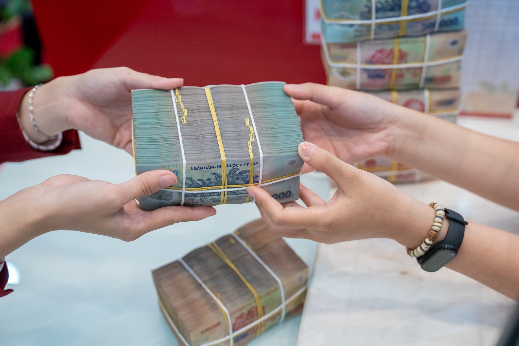 Ngay cang nhieu ngan hang tra lai suat tiet kiem tren 6%/nam hinh anh