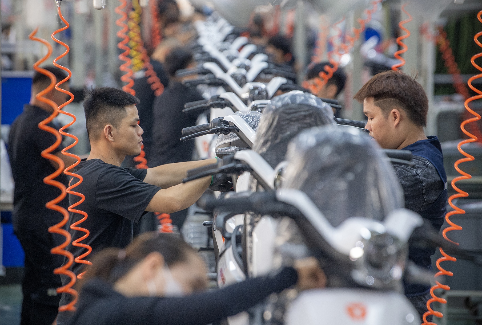 Ben trong nha may xe dien Yadea - doi thu lon nhat cua VinFast hinh anh