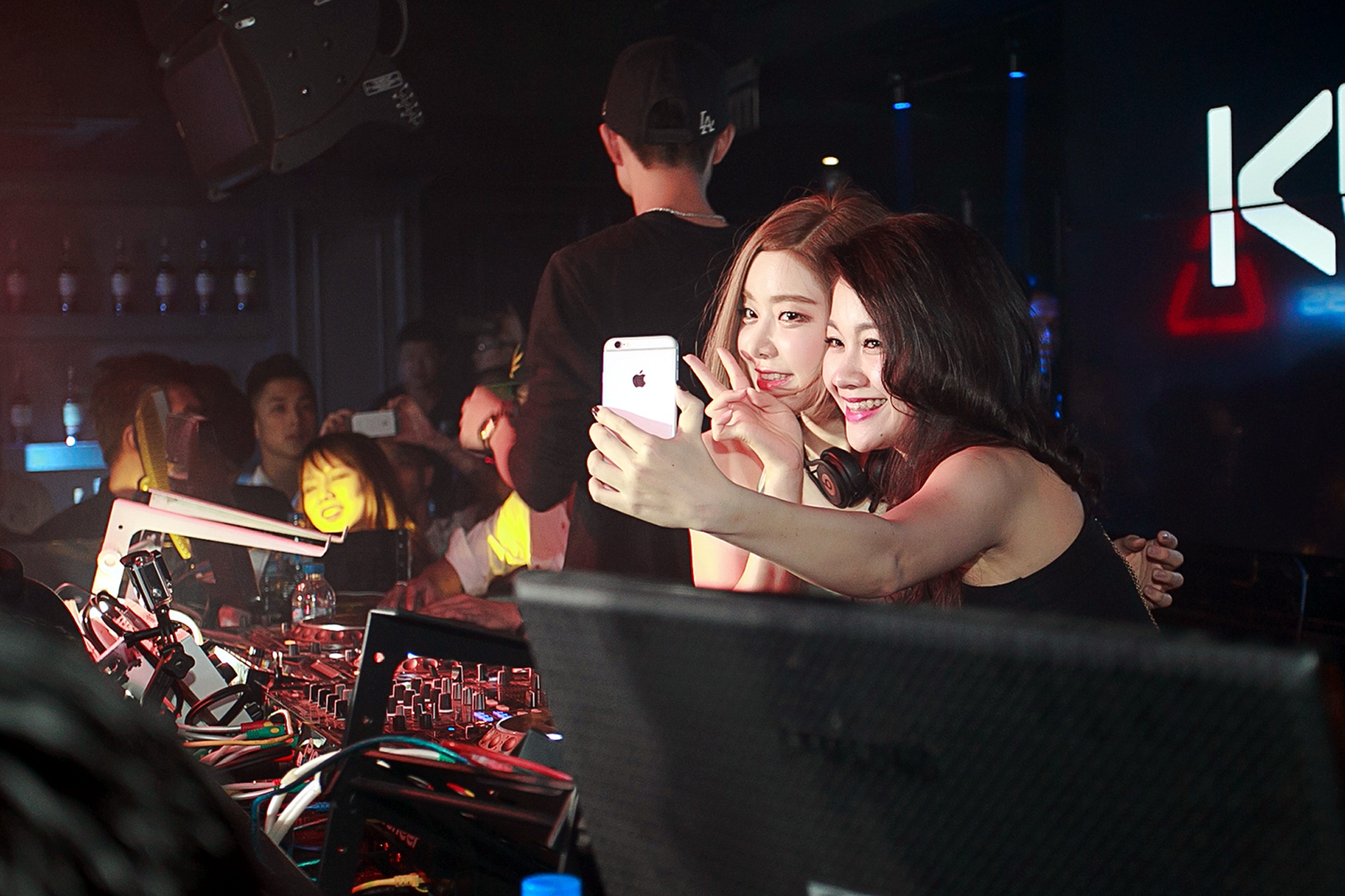 Các phan cuồng không bỏ lỡ cơ hội chụp hình cùng người đẹp trên sân khấu