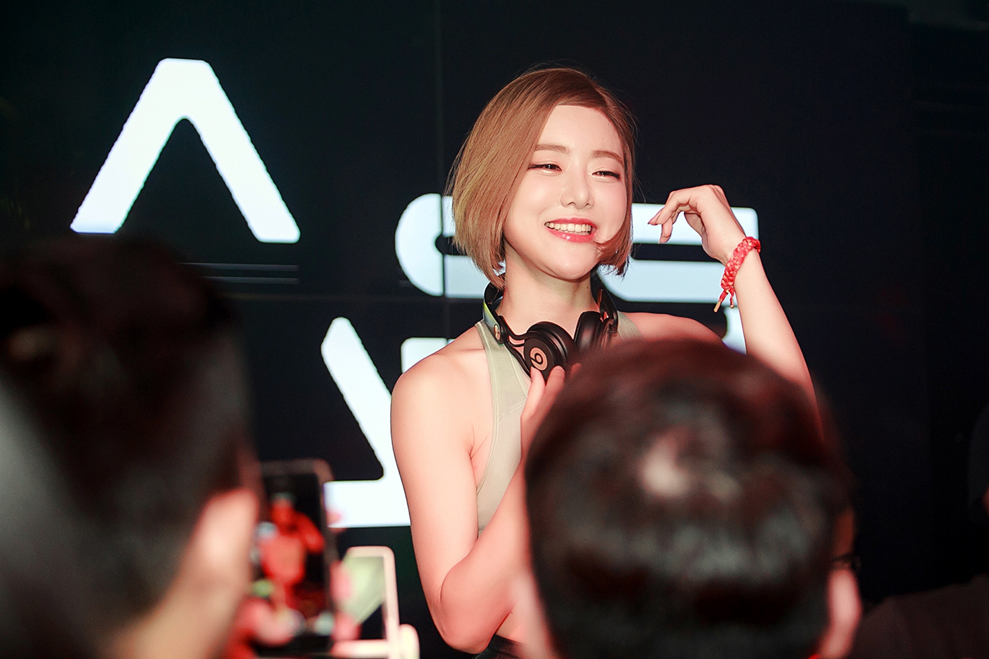 Cô luôn nở nụ cười tươi trên môi khi biểu diễn