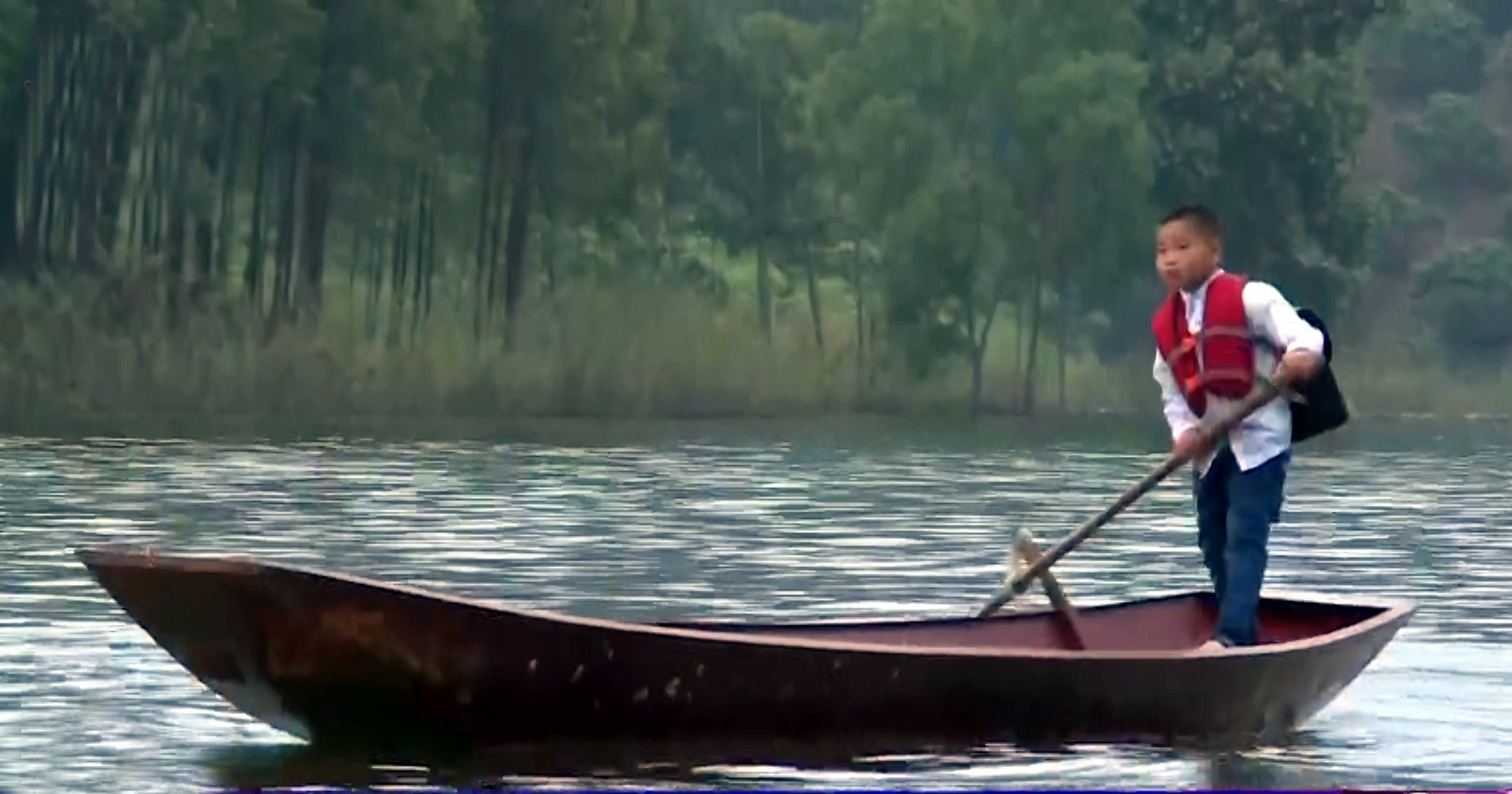 Hoc sinh tieu hoc tu cheo thuyen den truong tu 5h sang hinh anh