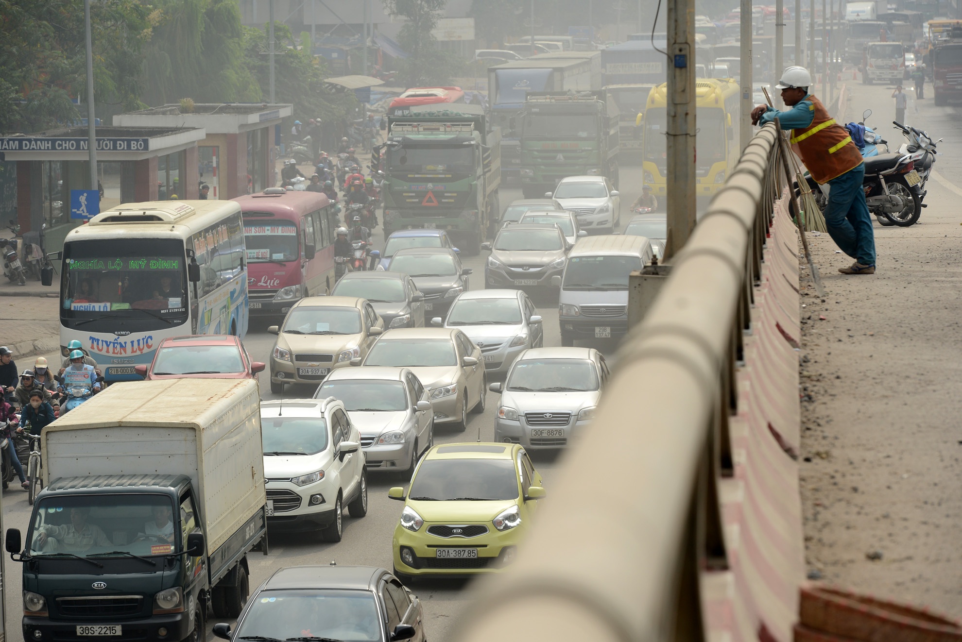 Duong tren cao un tac hang km ngay cuoi tuan hinh anh