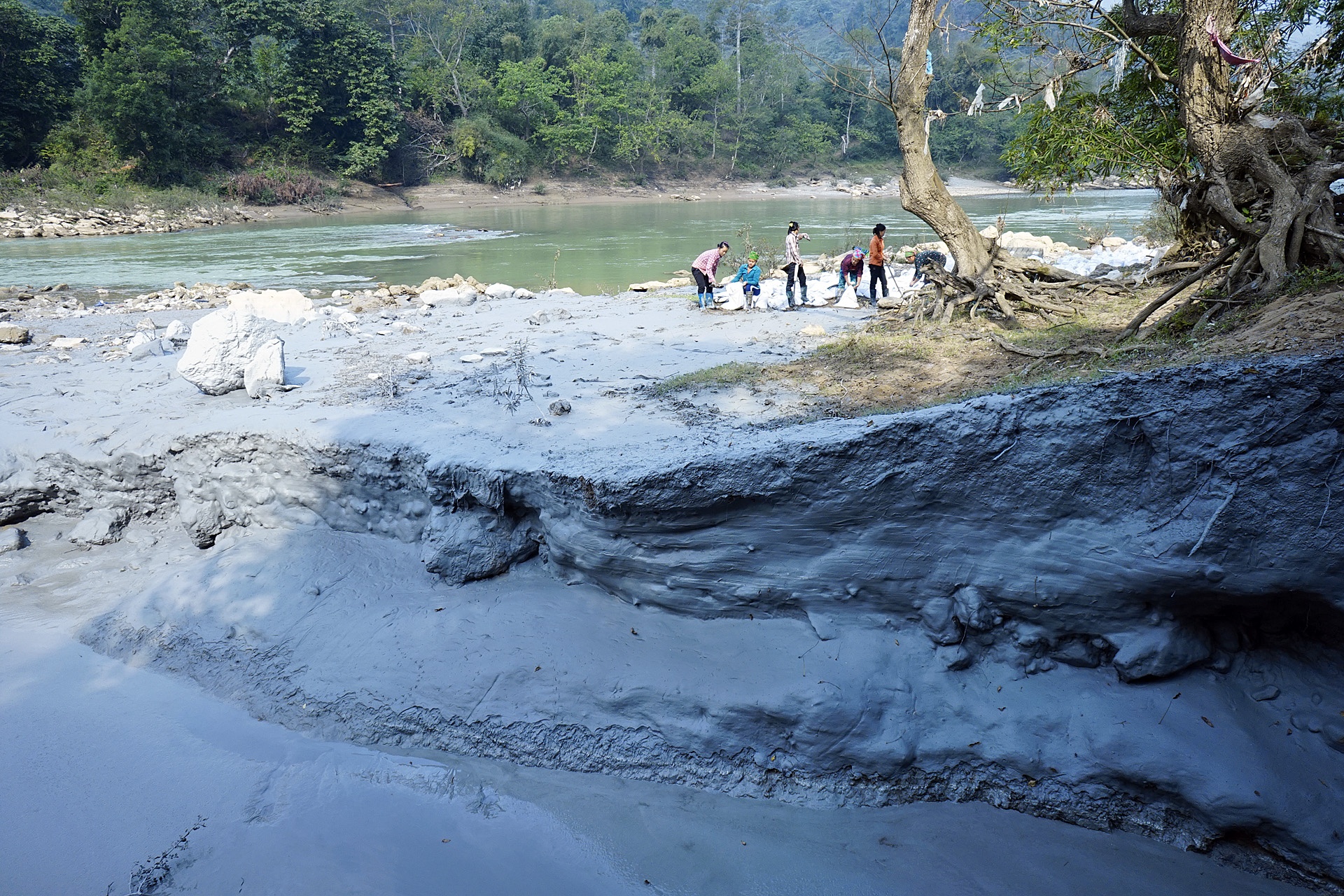 Can canh song Gam o nhiem sau vu vo be chua bun chi hinh anh