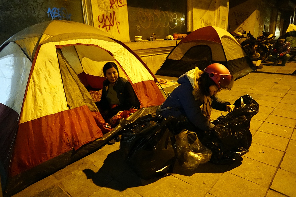 Nguoi vo gia cu co ro trong dem ret ky luc hinh anh