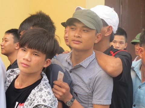 Canh 'rong ran' xep hang mua ve o san Vinh hinh anh