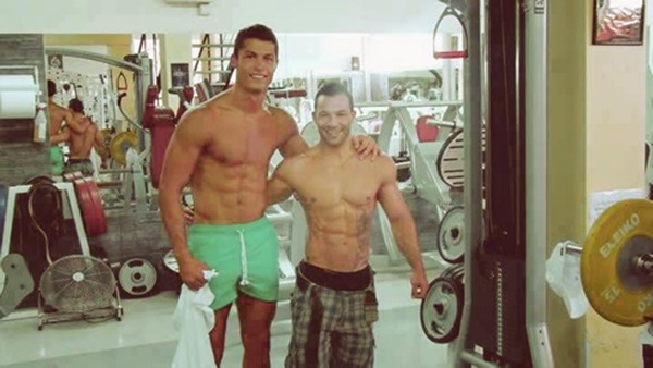 Điểm mặt dàn sao bóng đá nổi tiếng với những múi cơ bắp 'cuồn cuộn' 3