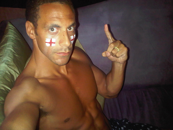 Điểm mặt dàn sao bóng đá nổi tiếng với những múi cơ bắp 'cuồn cuộn' 11