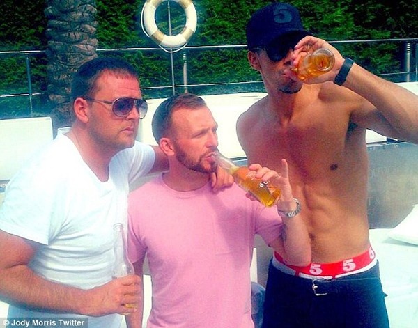 Điểm mặt dàn sao bóng đá nổi tiếng với những múi cơ bắp 'cuồn cuộn' 12