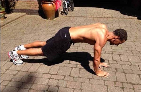 Điểm mặt dàn sao bóng đá nổi tiếng với những múi cơ bắp 'cuồn cuộn' 13