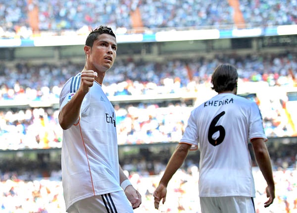 Gat M.U, Ronaldo gia han hop dong voi Real hinh anh