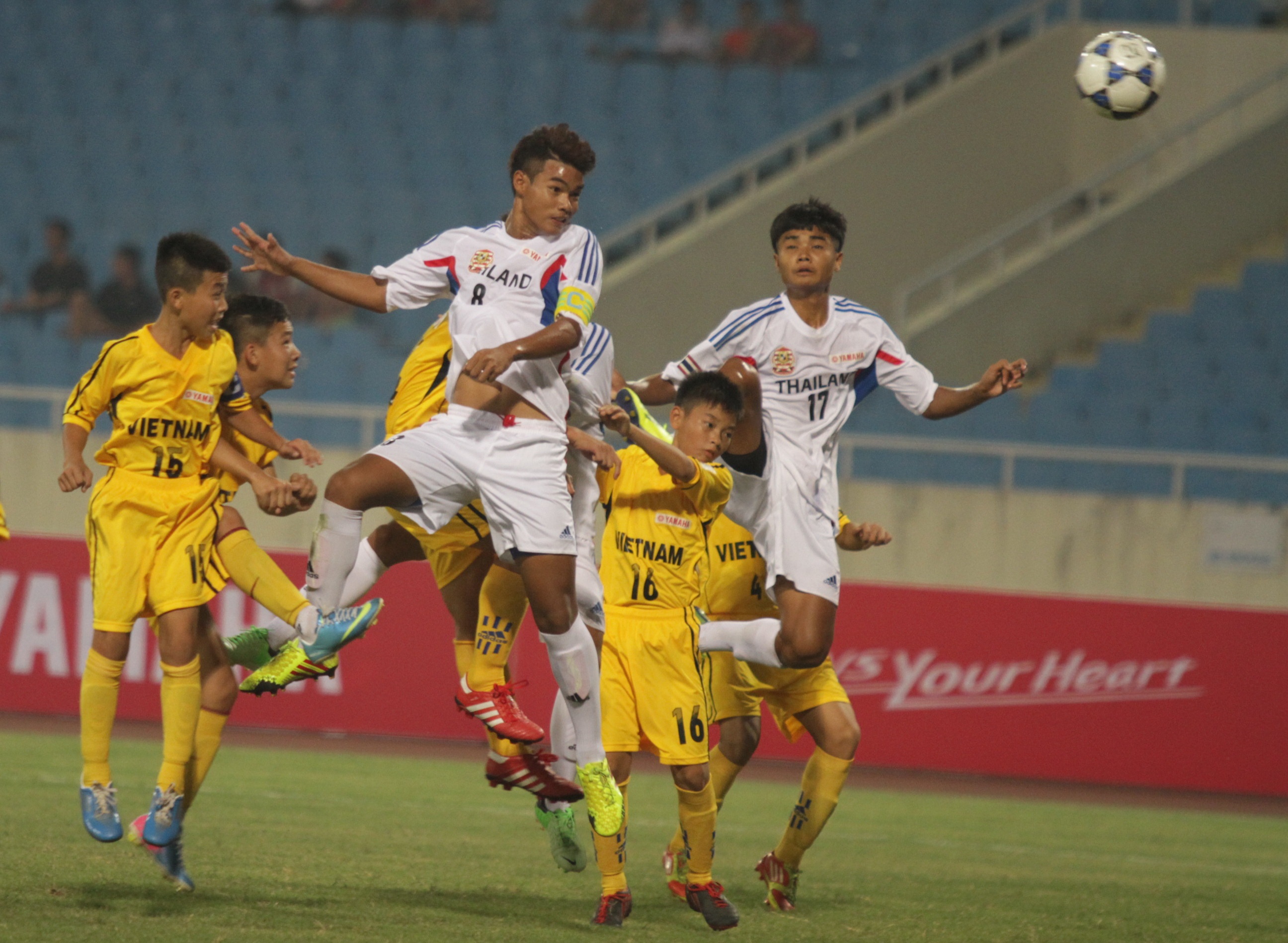 Co dong vien ngao ngan voi U13 Thai Lan hinh anh