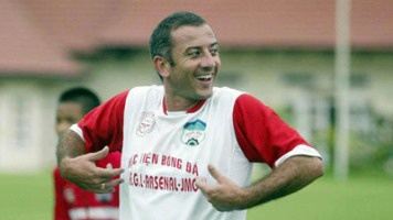 HLV Guillaume gan bo voi Hoc vien HAGL them 7 nam hinh anh