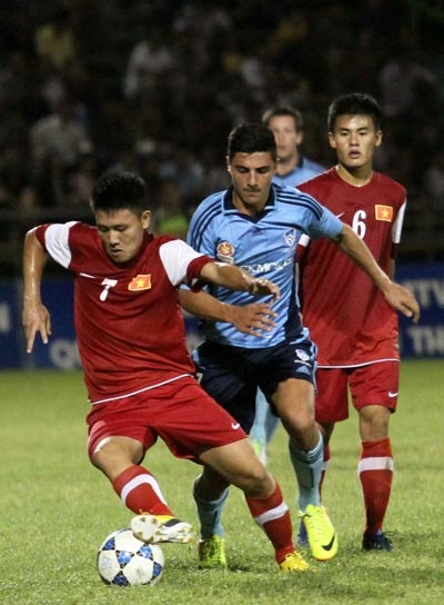 Het di bar, tuyen thu U21 lai muon dap gay chan doi thu hinh anh