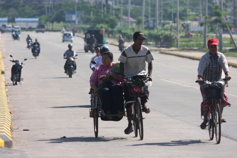 Nhung chiec xe tho, xe may cu ki tren duong pho Myanmar hinh anh
