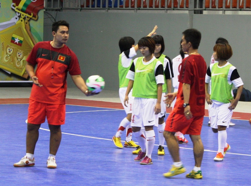 Futsal Viet Nam tu tin ha be Thai Lan hinh anh
