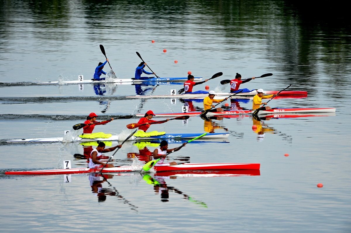 Con mua vang khong tron ven voi canoeing va boi hinh anh