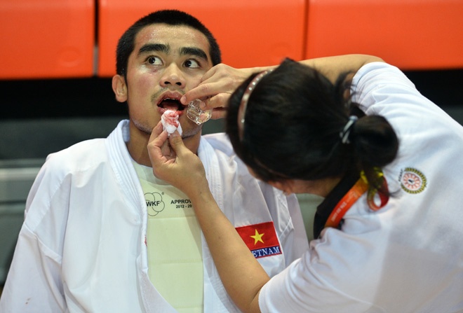 Vo si Viet do mau tren san dau karatedo hinh anh