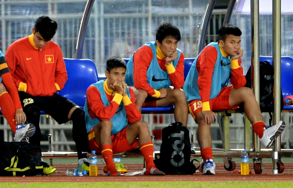 Thua U23 Malaysia, U23 Viet Nam ve nuoc som hinh anh