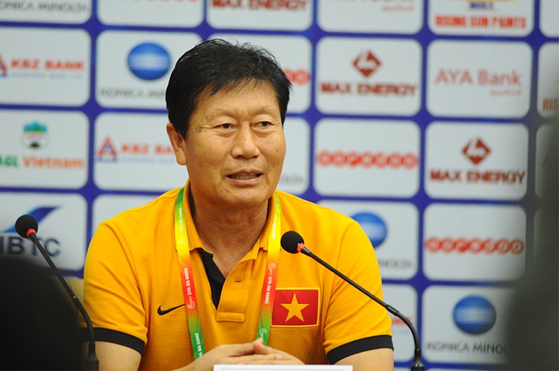 HLV Tran Van Phat phe binh cau thu VN chu quan hinh anh