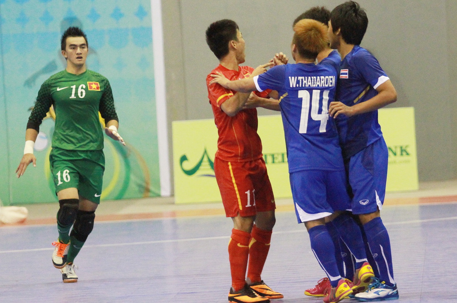 Vo gianh 2 huy chuong vang, futsal Viet Nam thua dam hinh anh
