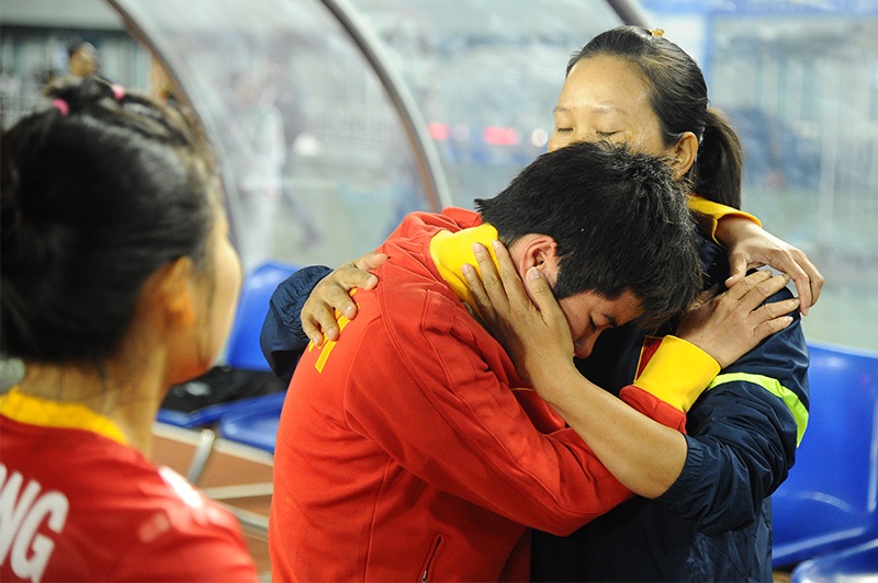 Cac co gai Viet Nam khoc het nuoc mat vi mat vang hinh anh