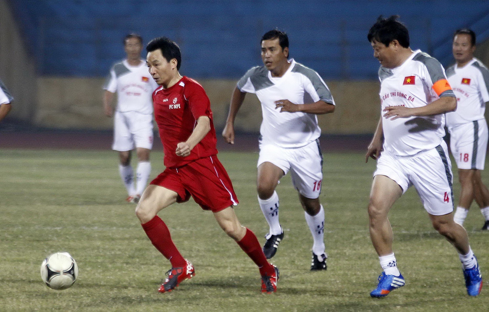 Pho thu tuong Vu Duc Dam choi bong voi cac cuu tuyen thu hinh anh