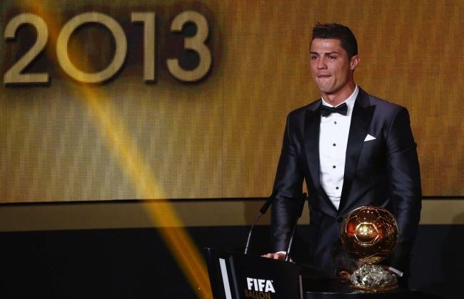 Ronaldo khoc khi nhan Qua bong vang FIFA 2013 hinh anh