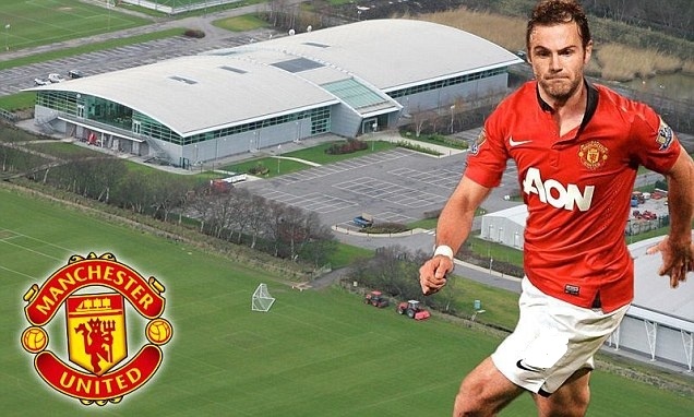 Mata dap truc thang xuong san tap M.U kiem tra y te hinh anh